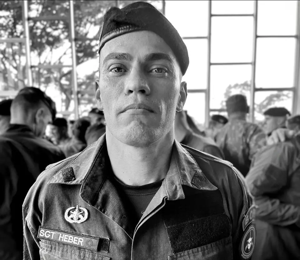 Imagem escala de cores preto e branco mostra o terceiro sargento do Batalhão de Operações Policiais Especiais (Bope), Heber Carvalho da Fonseca, um dos agentes de segurança mortos na operação contra a facção Comando Vermelho (CV) no Rio de Janeiro, em 28 de outubro de 2025.