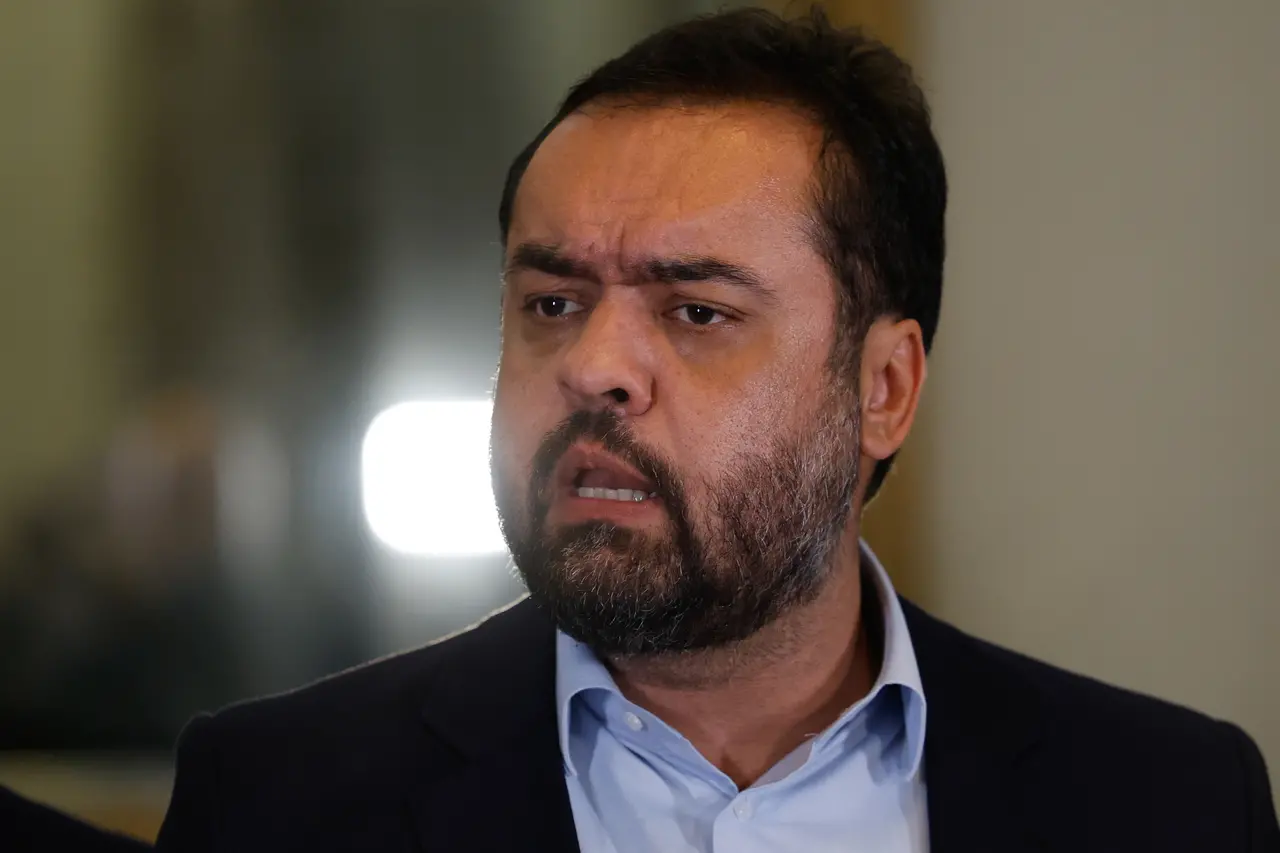 Imagem do governador do Rio de Janeiro Cláudio Castro em coletiva de imprensa.