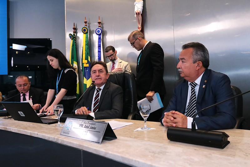 Foto da mesa da Câmara na sessão desta quarta-feira (29).