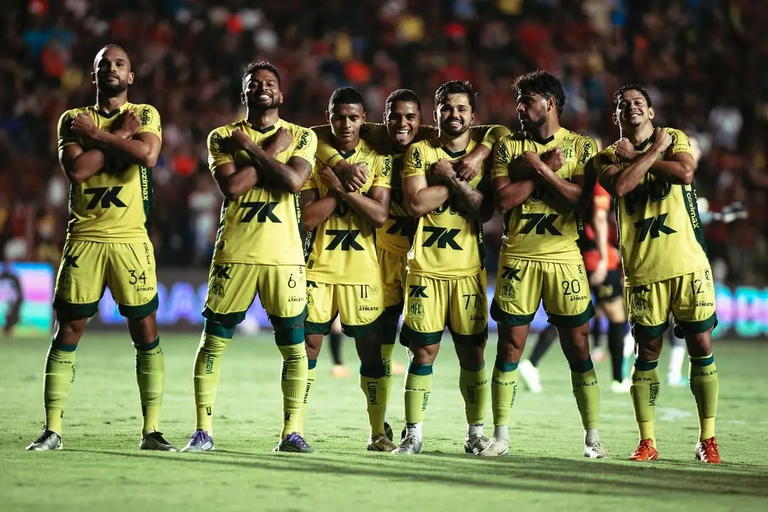 Atletas do Mirassol comemoram gol