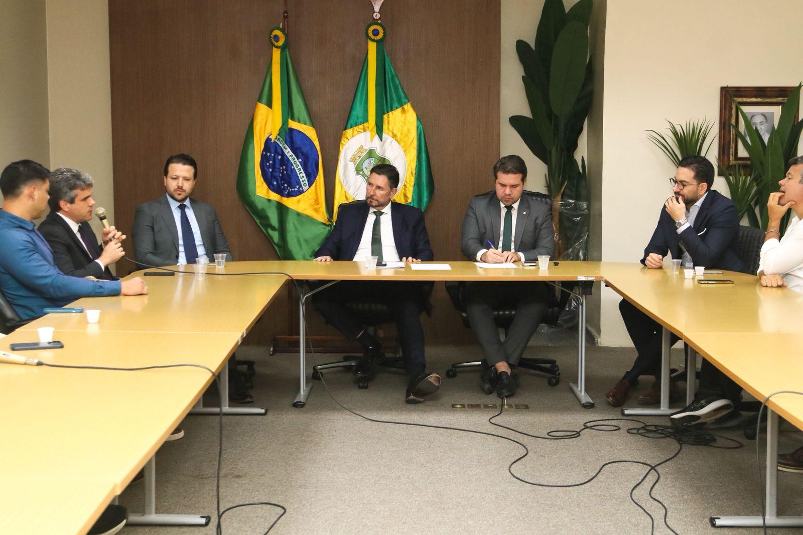 Imagem da reunião de parlamentares na Assembleia Legislativa do Ceará sobre MP 1304.