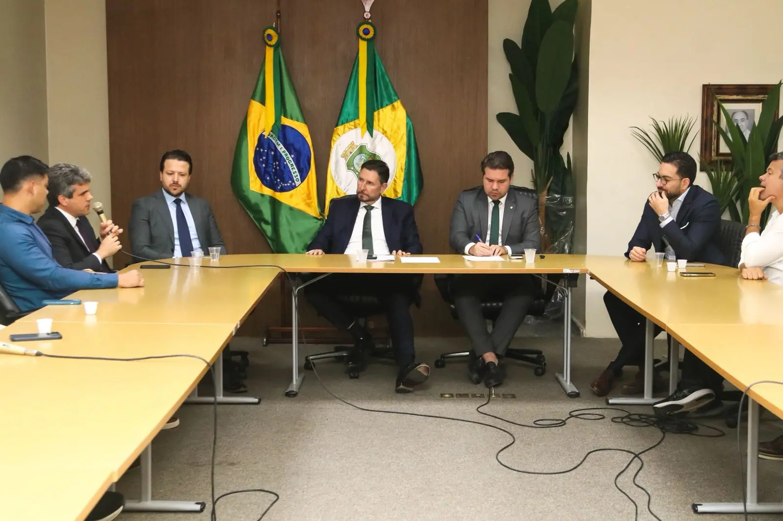 Imagem da reunião de parlamentares na Assembleia Legislativa do Ceará sobre MP 1304.