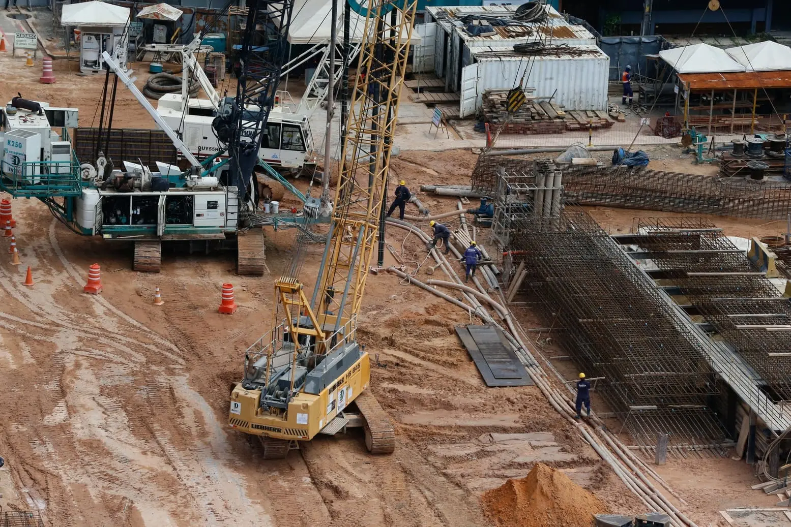Foto que contém canteiro de obras da Linha Leste do Metrofor.