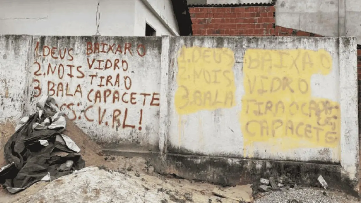 muro com pichacoes da faccao comando vermelho.