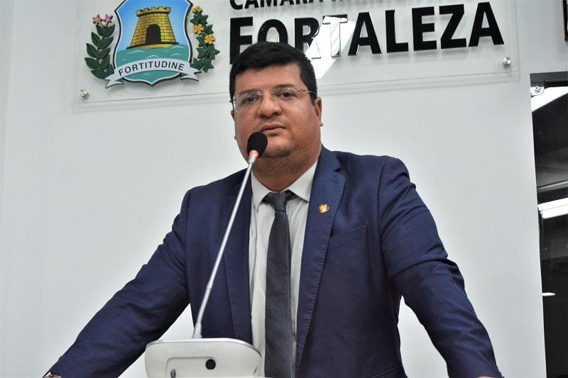 Bruno Mesquita no púlpito da Câmara Municipal de Fortaleza durante discurso.