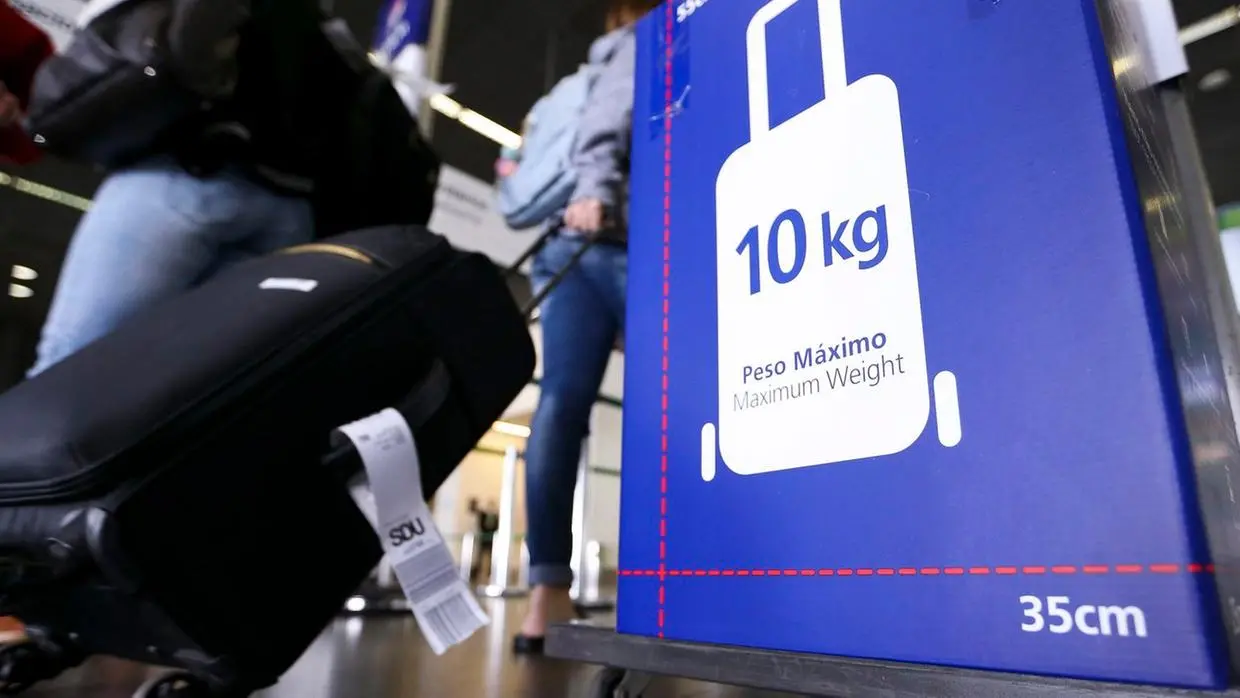 Imagem mostra caixa no aeroporto usada para medir o tamanho da mala.