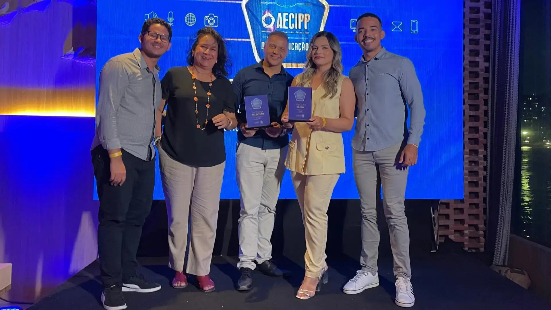 Jornalistas do Sistema Verdes Mares após premiação.