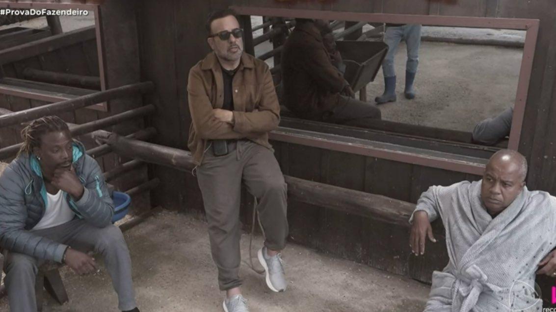 Os participantes da prova, Créo, Toninho e Fabiano, no estábulo de A Fazenda.