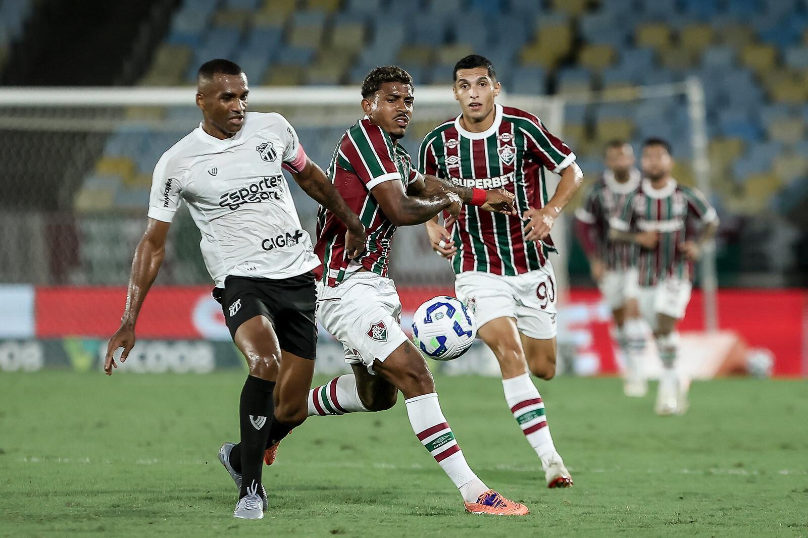 Atletas de Fluminense e Ceará disputam bola