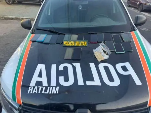 Viatura com celulares apreendidos ilustra matéria sobre prisão de suspeito de receptação em Caucaia.