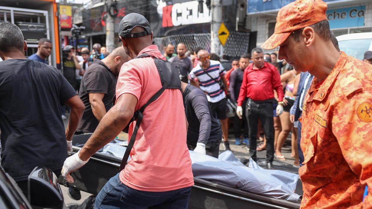 A foto mostra pessoas recolhendo corpos mortos na megaoperação policial no Rio de Janeiro.