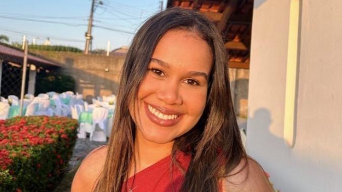 Clarissa era uma mulher jovem de cabelo castanho liso e longo. Na foto, ela está em um evento, ao pôr do sol.