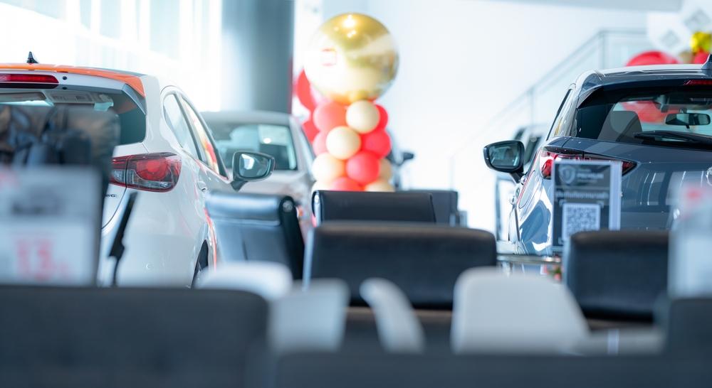 Veículos à venda em concessionária.