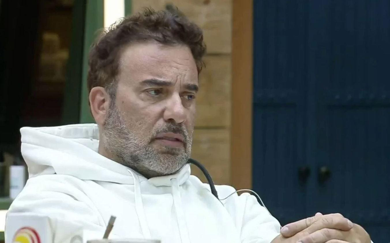 Fabiano Moraes em foto dentro do reality show A Fazenda, que terá eliminação nesta quinta.
