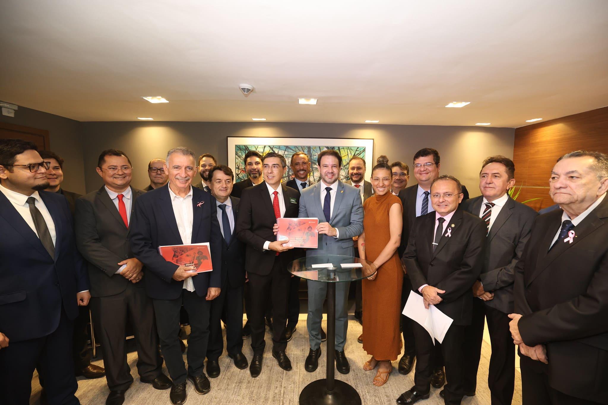 Foto mostra momento da entrega do Plano Diretor de Fortaleza para a Câmara Municipal, nesta quarta-feira (29). Ato contou com a presença de aliados e secretários, que estão na foto, tirada em um dos ambientes da Casa Legislativa.