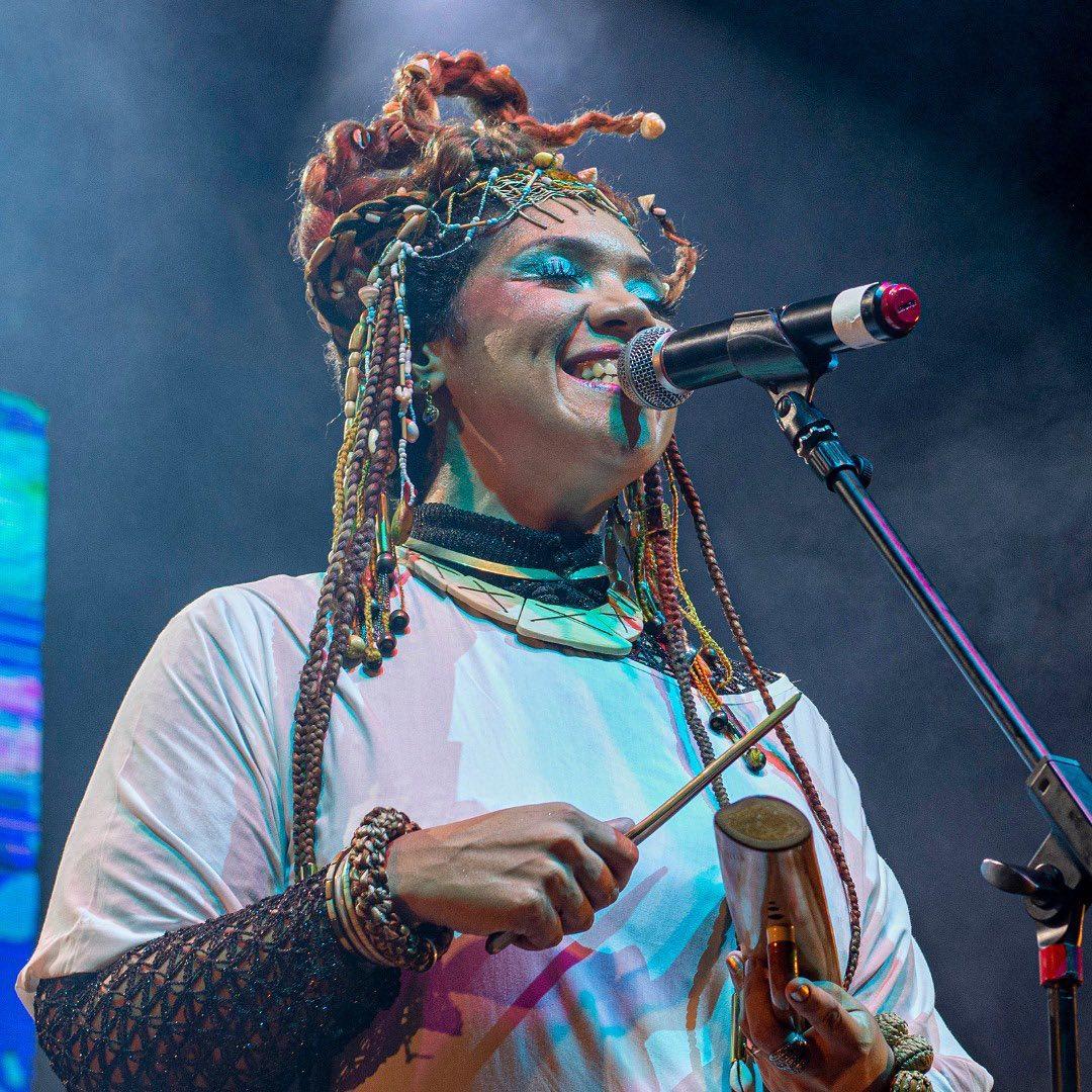 Cantora apresenta show autoral.