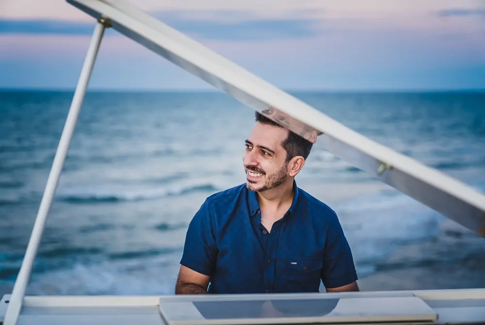 Artista se apresenta em show comemorativo.