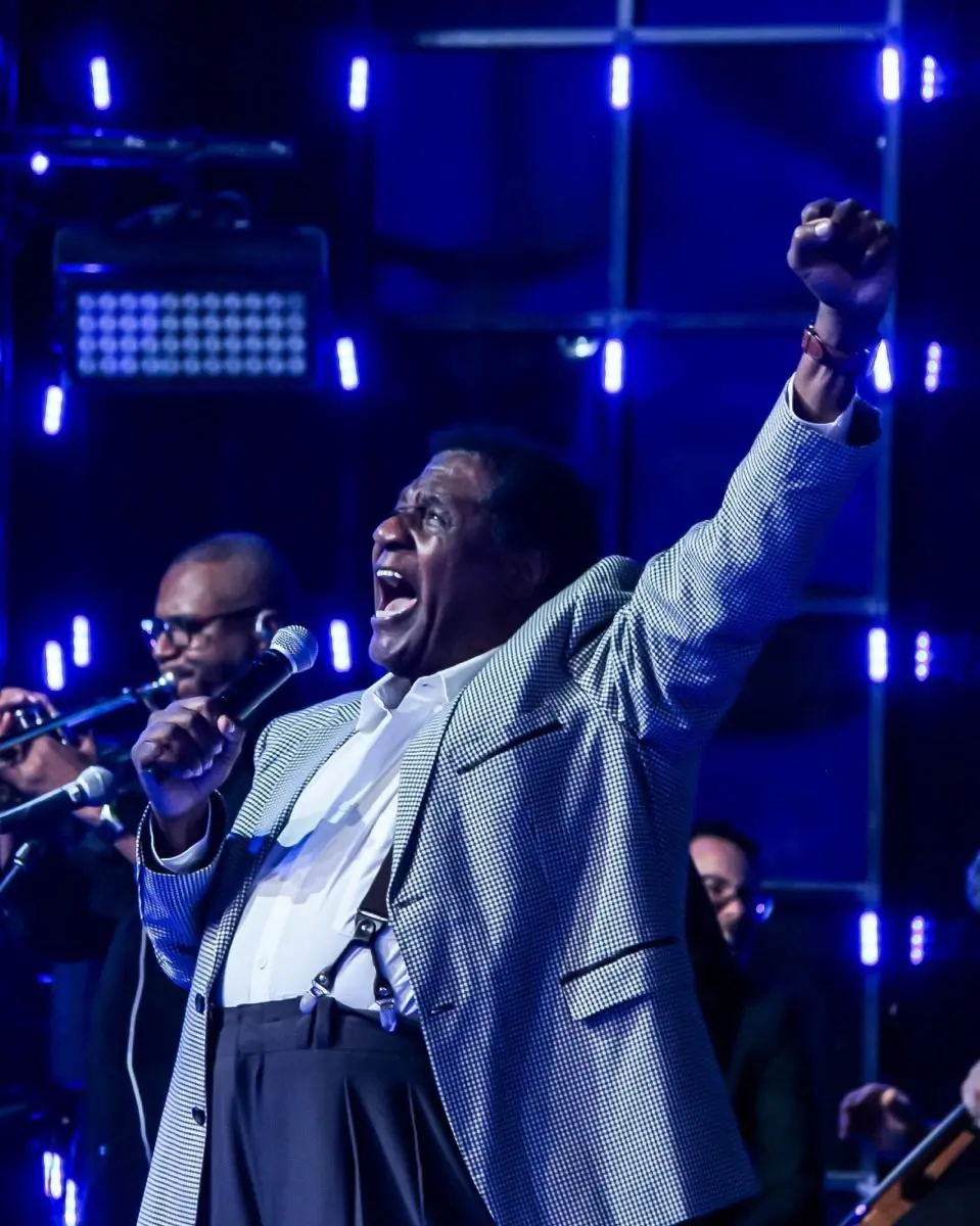 Aos 95 anos, ator e cantor apresenta show que celebra sua trajetória artística.