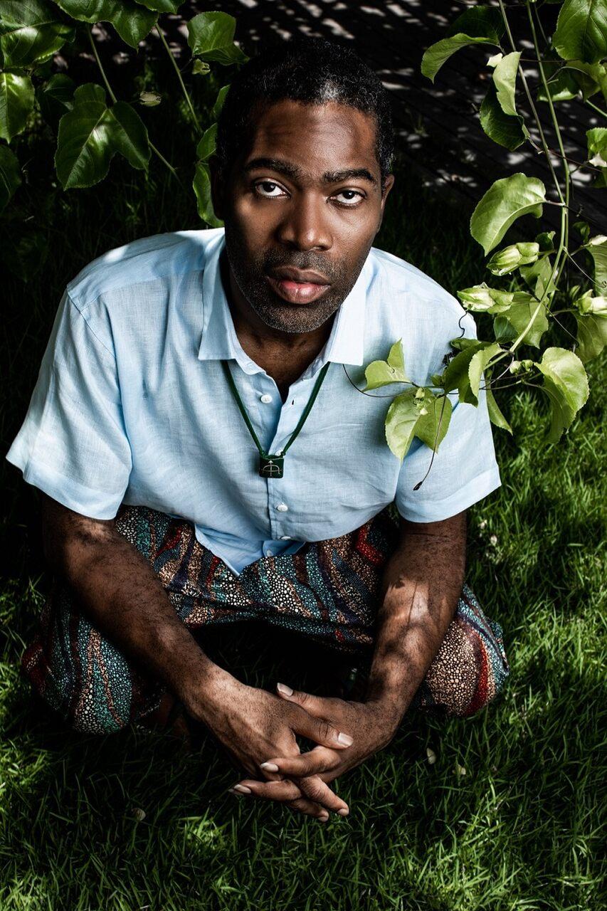 Tiganá Santana é cantor, compositor, cantor, instrumentista, curador e pesquisador.