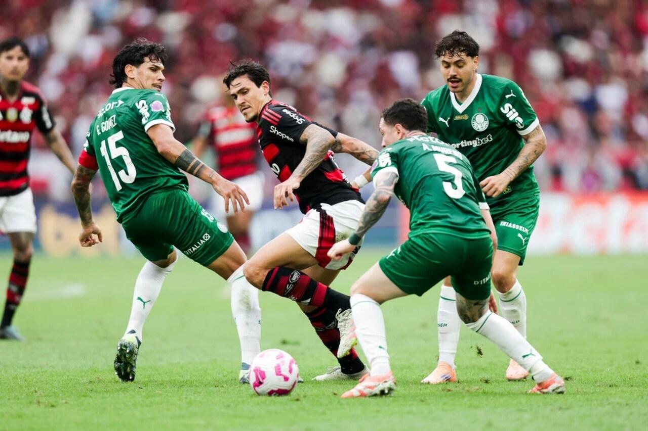 Flamengo e Palmeiras disputam bola em jogo no Maracanã