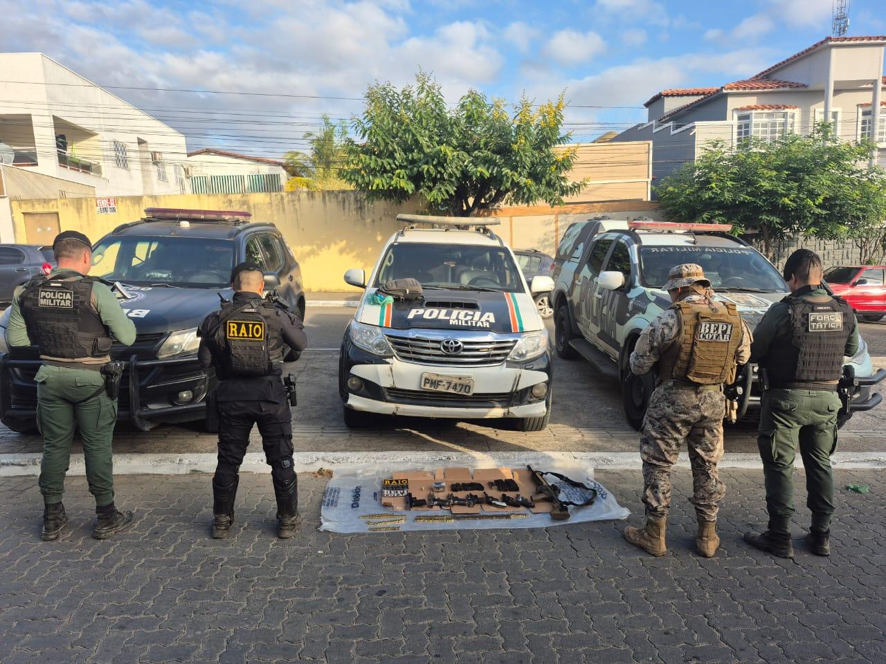 A foto mostra policiais militares que participaram da ação com sete suspeitos mortos em Canindé. Armas de fogo, munições e drogas foram apreendidos.