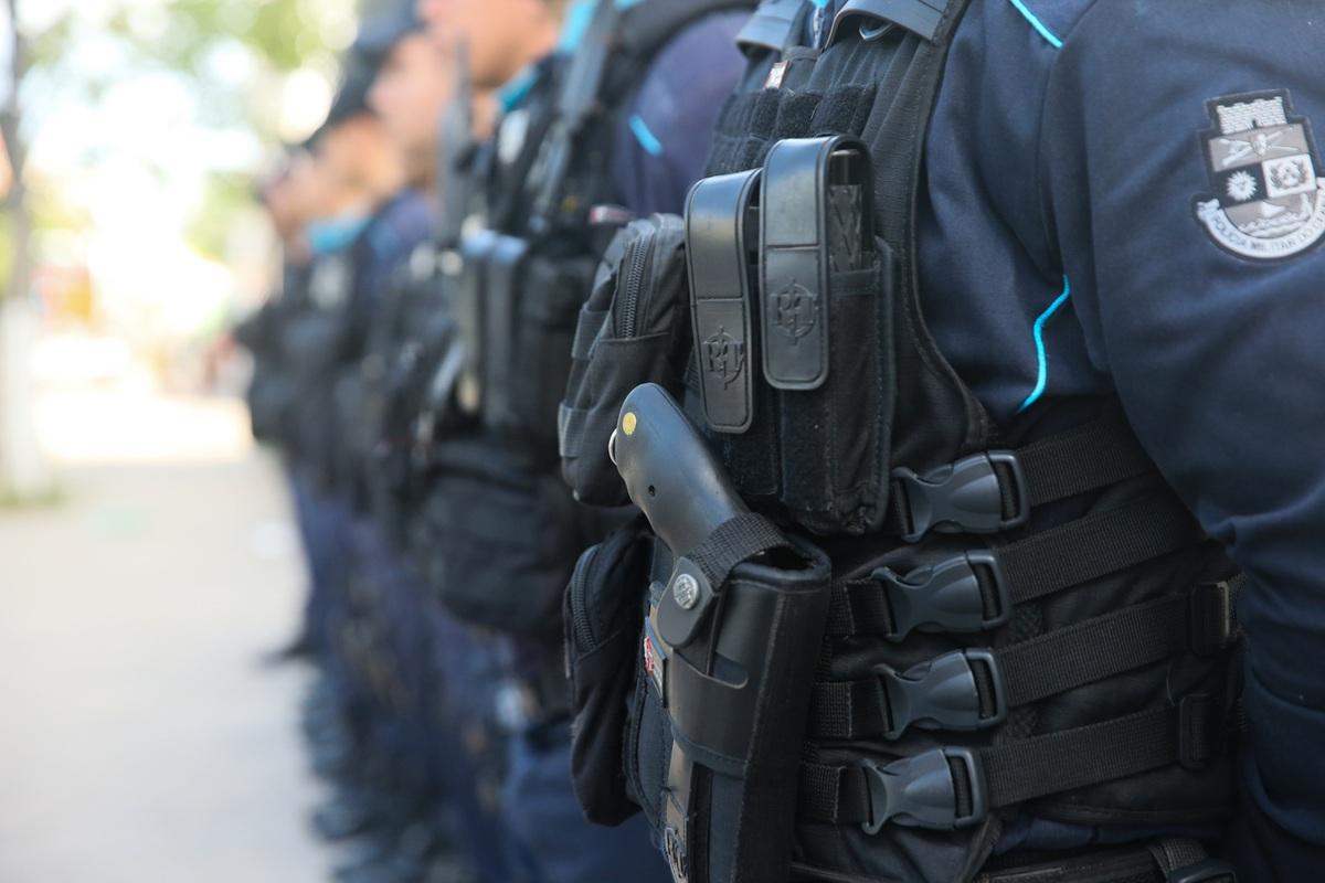 Foto de policiais militares enfileirados