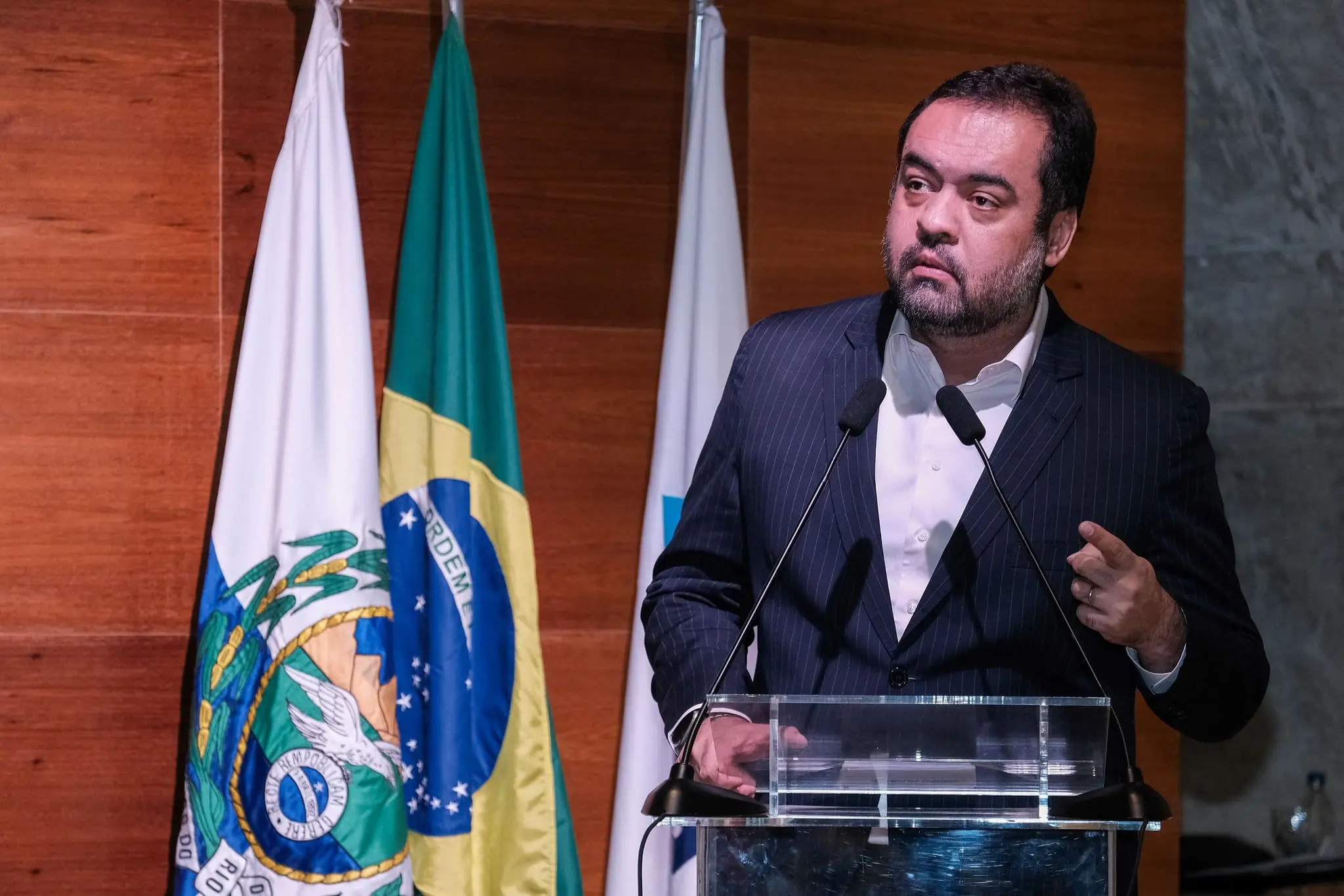 Foto do governador do Rio de Janeiro, Cláudio Castro, discursando.