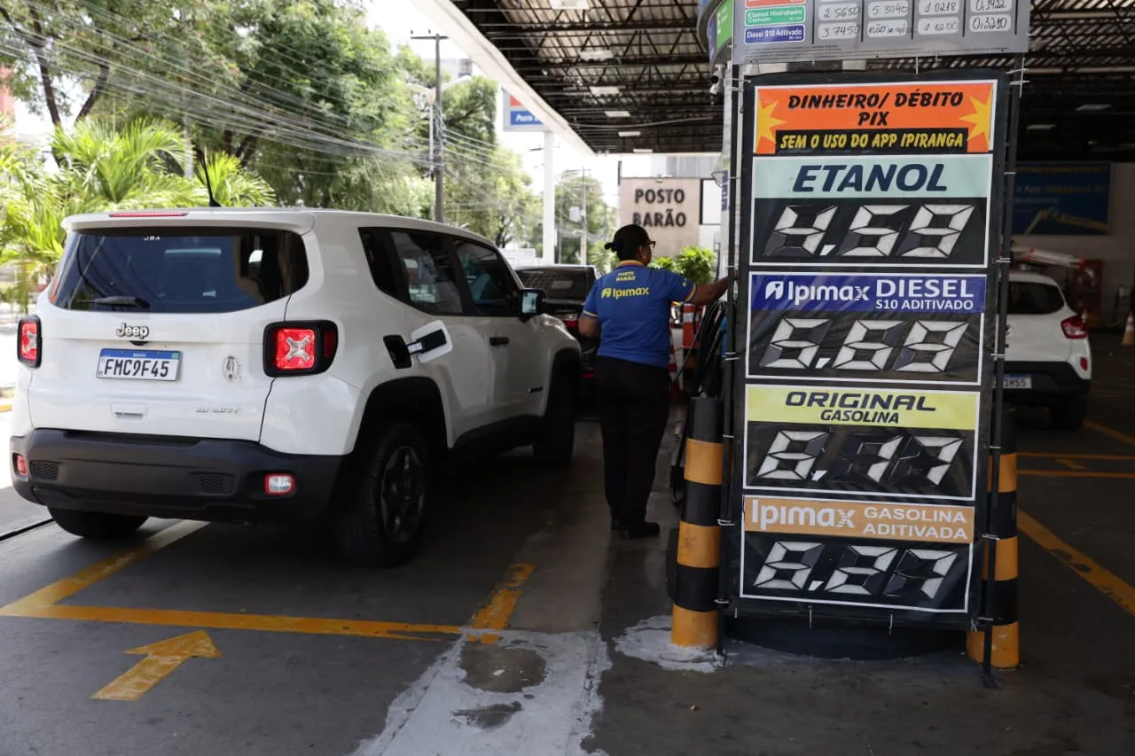 Preços dos combustíveis no Posto Barão, na Avenida Barão de Studart, em Fortaleza.
