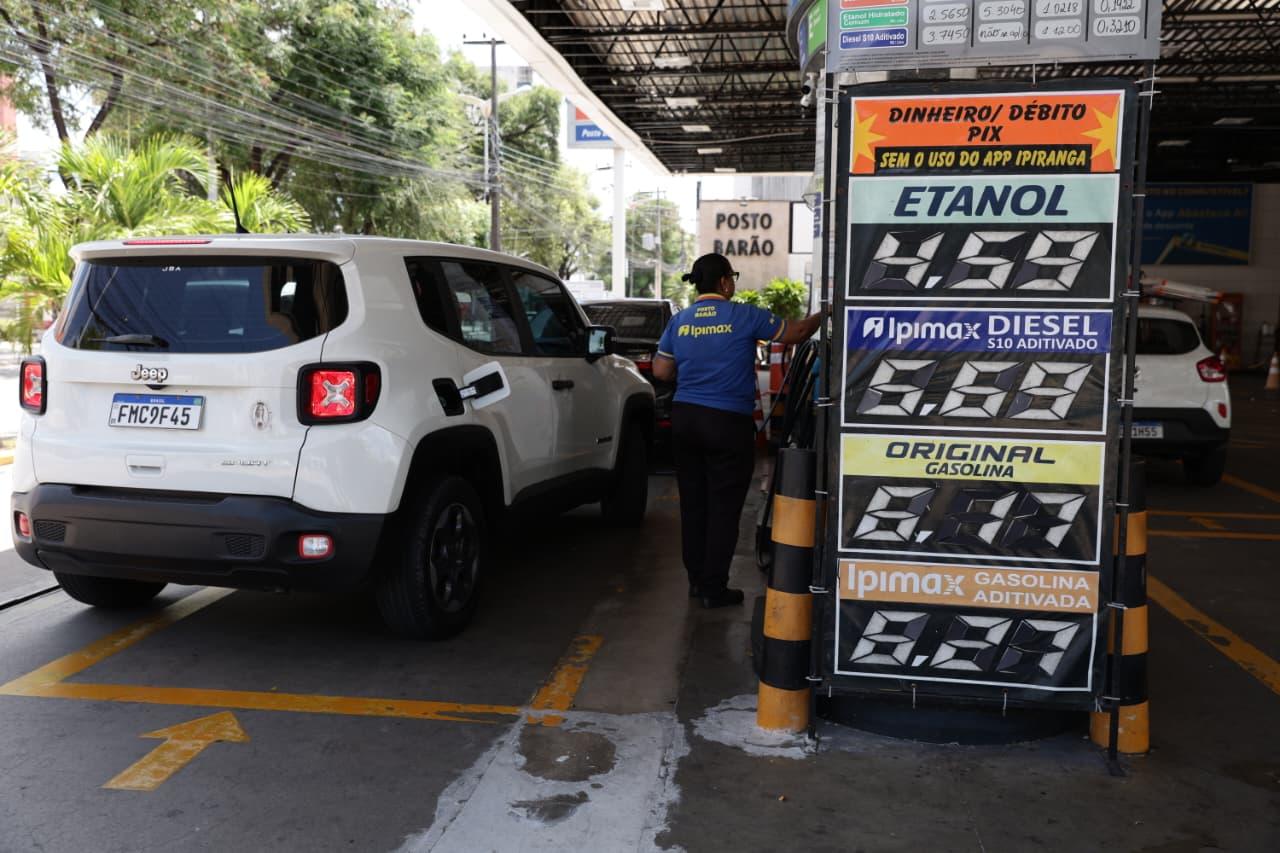 Foto que contém preços dos combustíveis no Posto Barão.