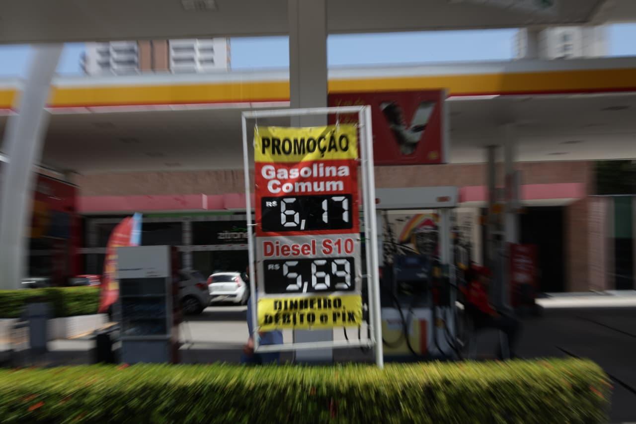 Foto que contém preços dos combustíveis em posto da avenida Barão de Studart.