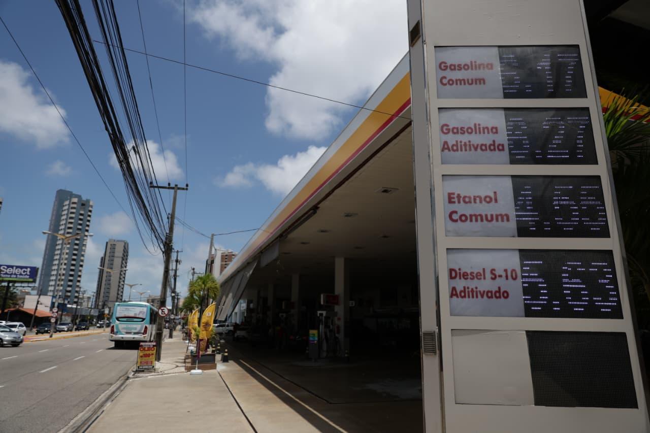 Foto que contém tabela de preços do combustível em posto na avenida Rogaciano Leite em Fortaleza.