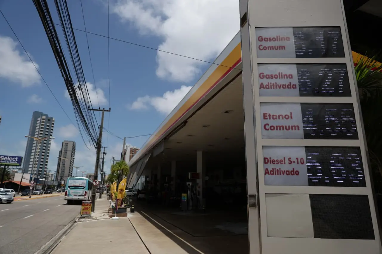 Foto que contém tabela de preços do combustível em posto na avenida Rogaciano Leite em Fortaleza.