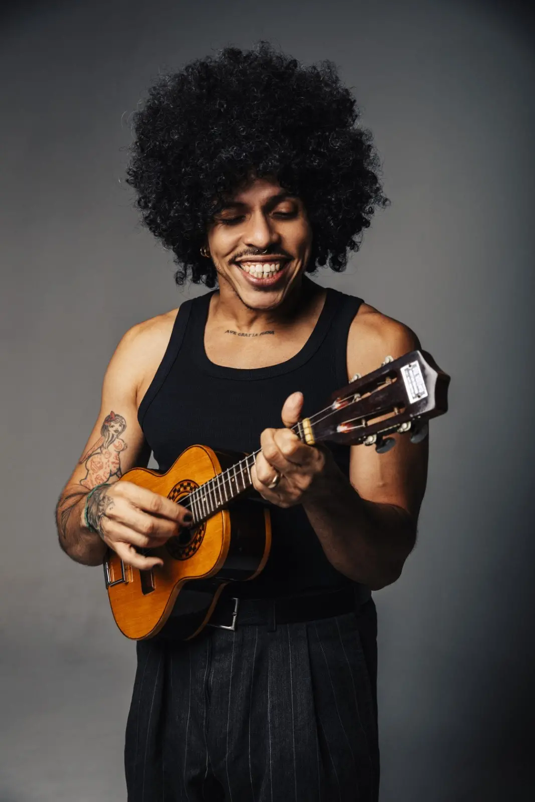 Artista se apresenta em show gratuito.