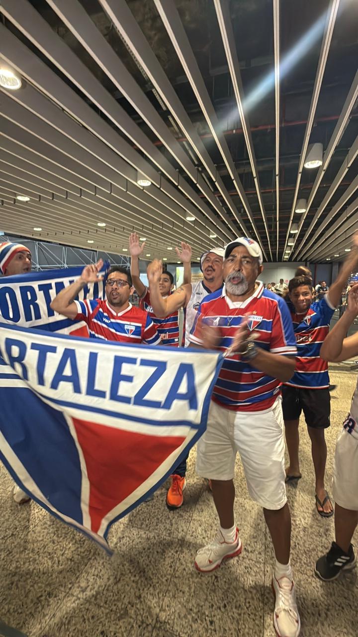 Torcida do Fortaleza no aeroporto