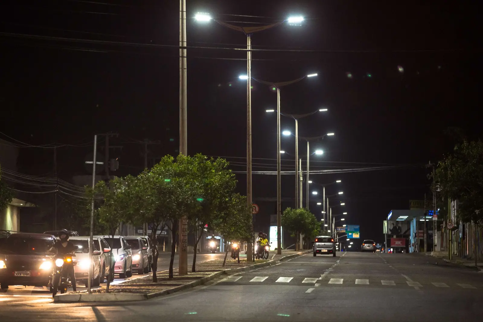 Foto mostra uma via iluminada na cidade de Fortaleza.