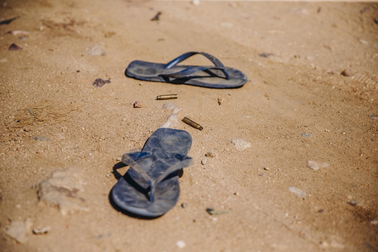 Fotos de chinelos e munições deixados para trás onde sete suspeitos foram mortos pela PM.