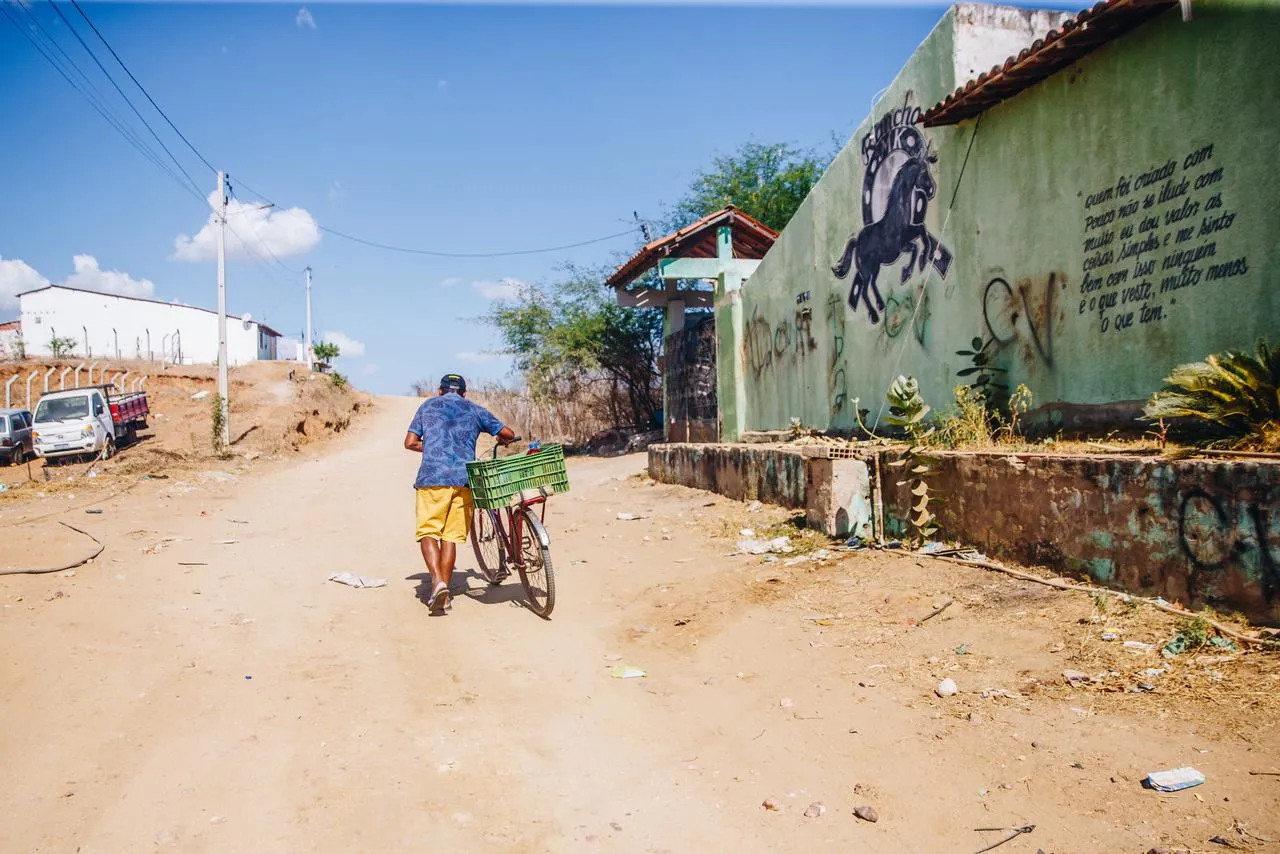 As paredes dos imóveis do bairro Campinas, em Canindé, estavam pichadas com a sigla do Comando Vermelho
