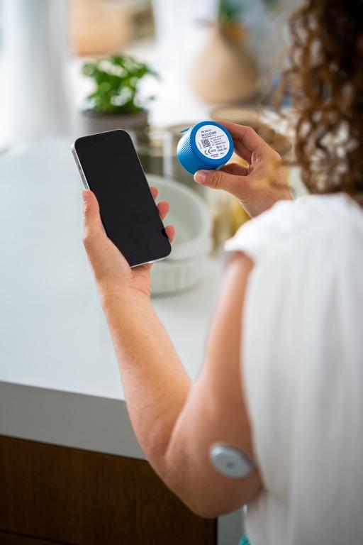 Imagem de uma mulher com um sensor de diabetes para uma matéria sobre quais os tipos de diabetes.