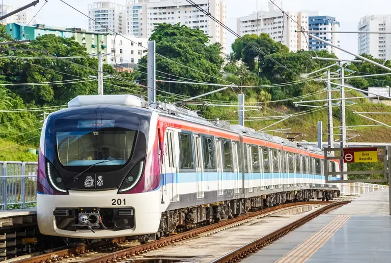 Foto que contém metrô em Salvador, na Bahia.