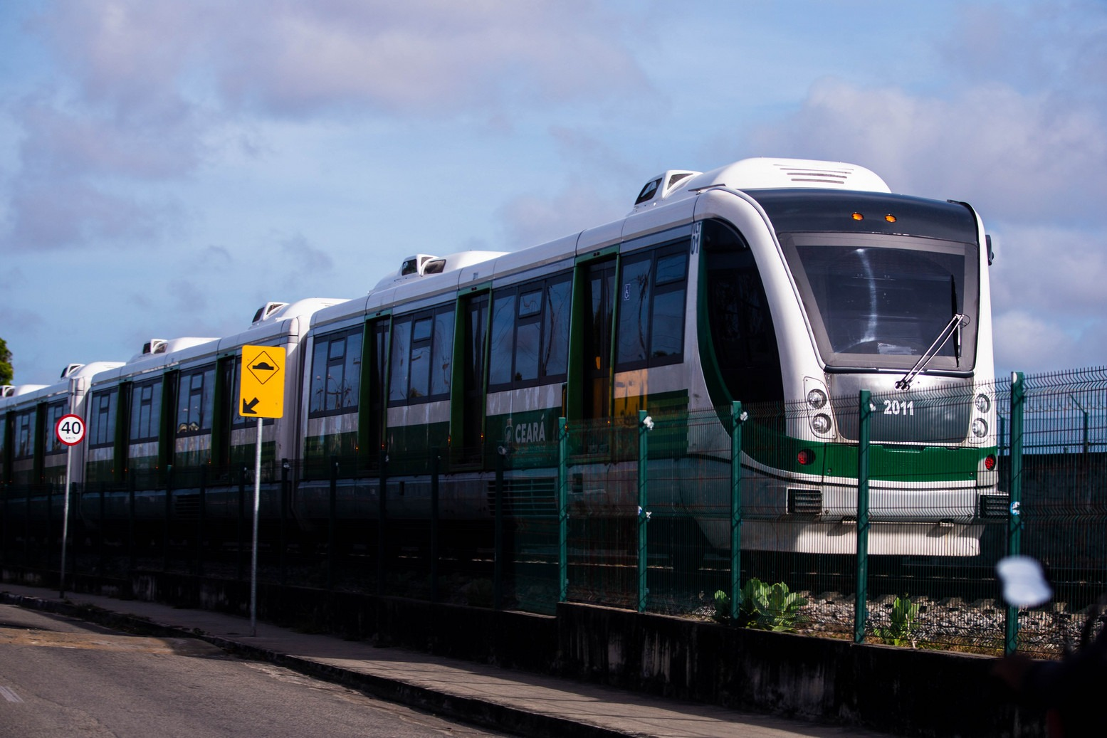Foto que contém VLT da linha Nordeste do Metrofor em movimento.