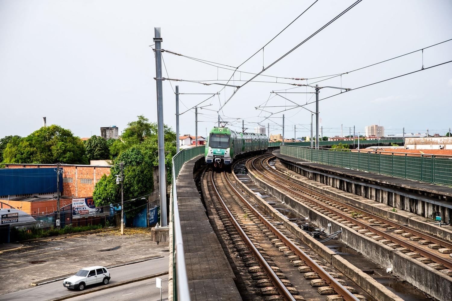 Foto que contém aproximação de metrô em Fortaleza.