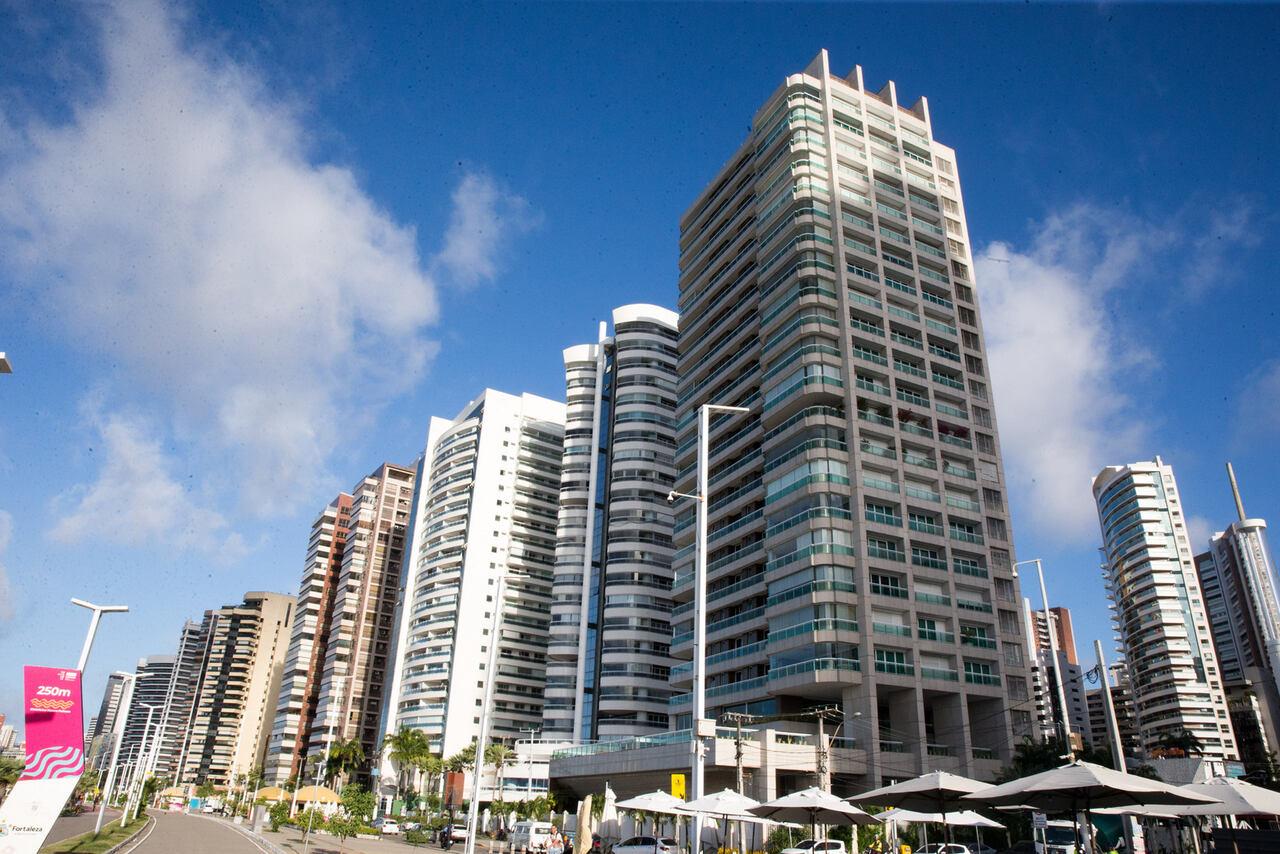 Imagem de prédios na orla da Beira Mar de Fortaleza.