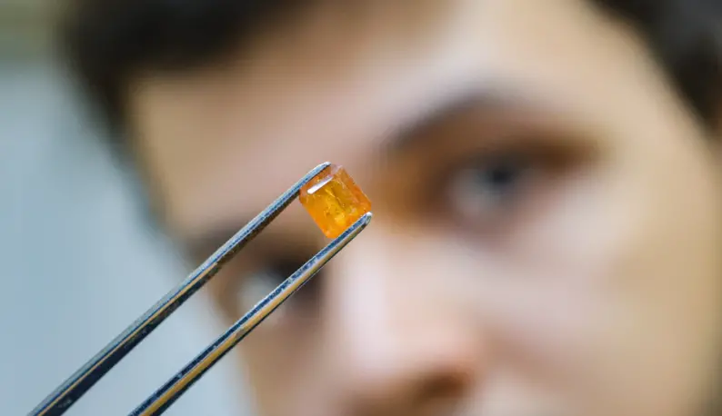 Pesquisador exibe amostra de gema encontrada em Quixeramobim (CE), com características inéditas na mineralogia moderna.