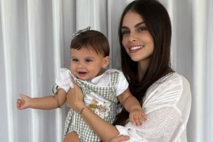 Helena é filha de Neymar com Amanda Kimberlly. Na foto, ela aparece nos braços da mãe.