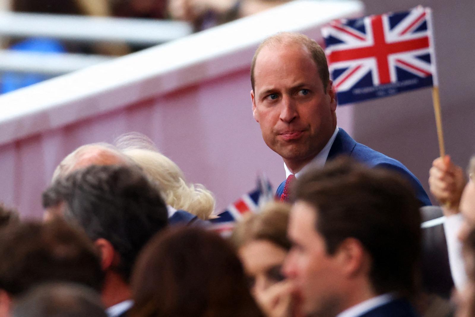 Príncipe William observa desfile em Londres.