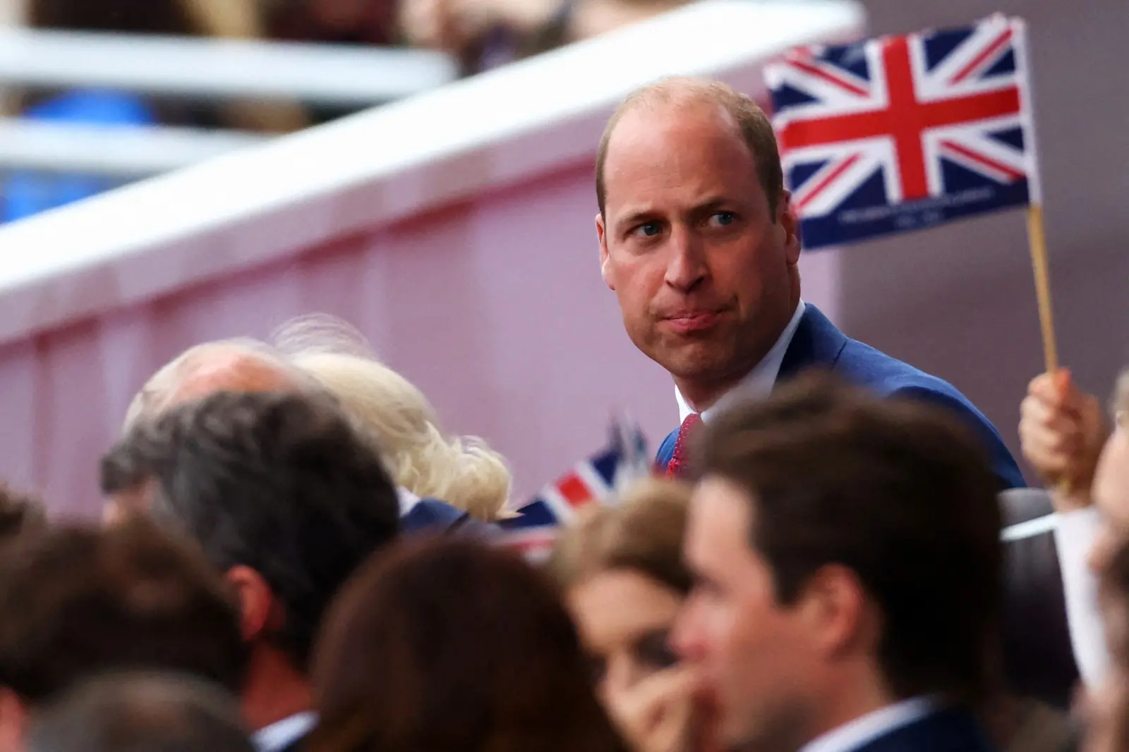 Príncipe William observa desfile em Londres.