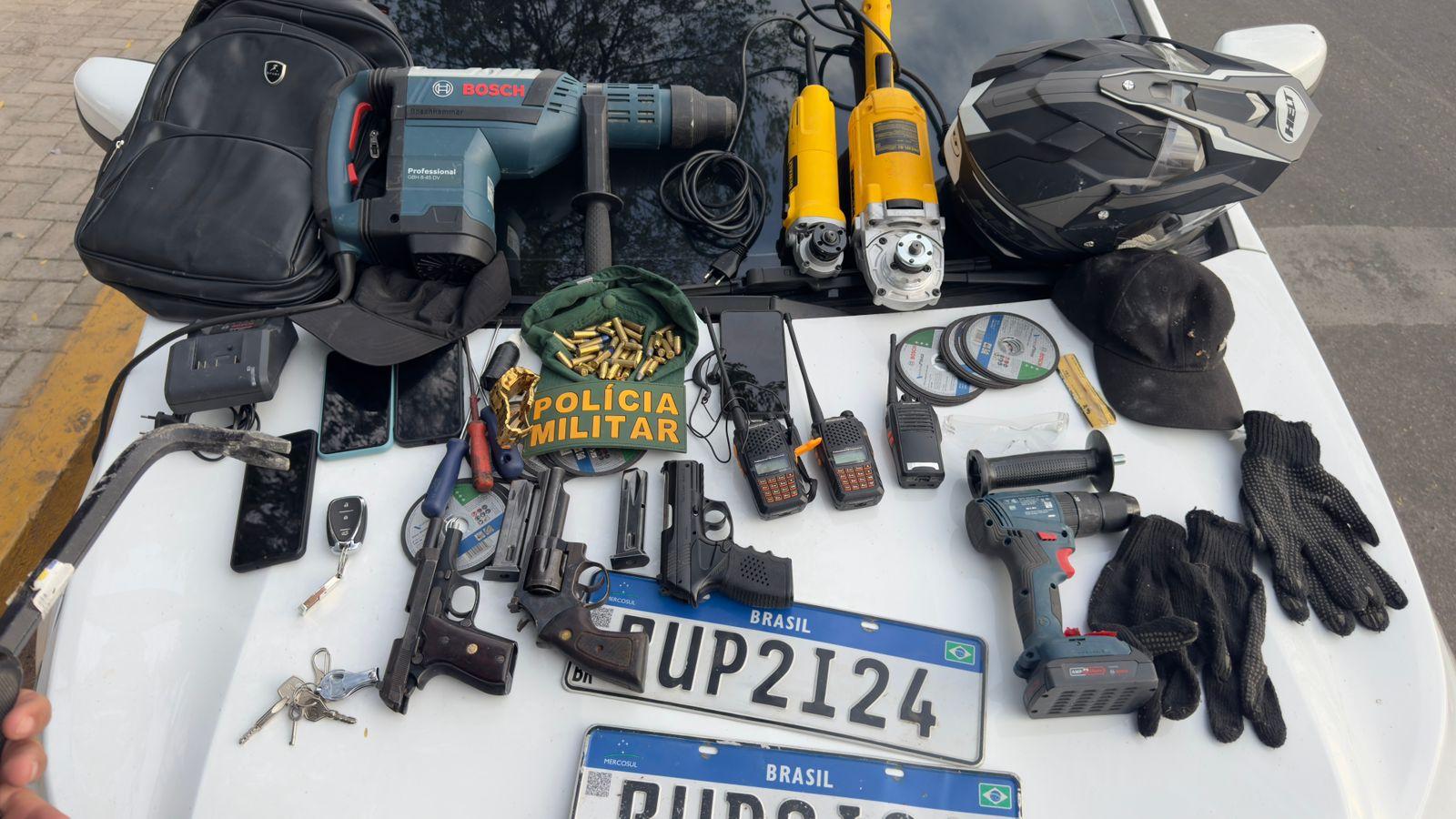 Imagem mostra o material apreendido durante a ocorrência, incluindo armas, munições e material para o arrombamento do cofre.
