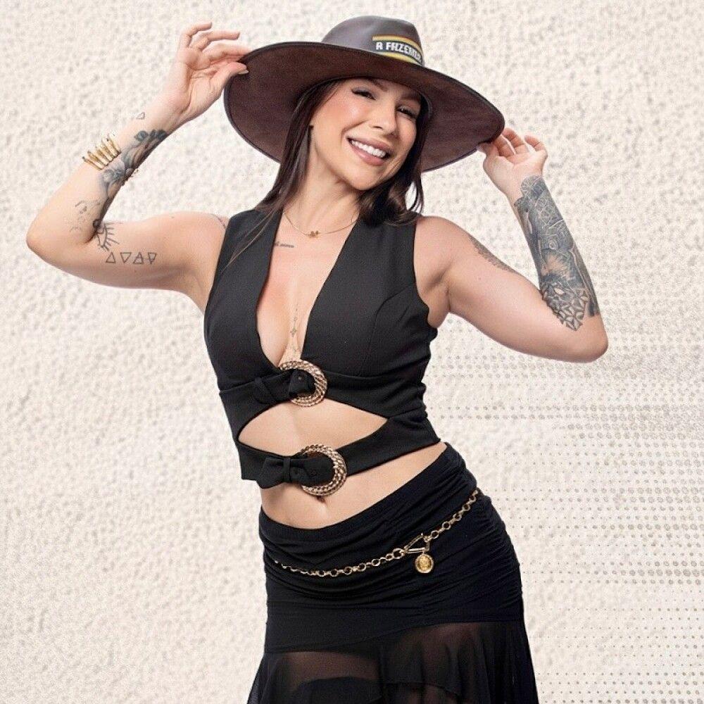 Martina de vestido preto e chapeu preto