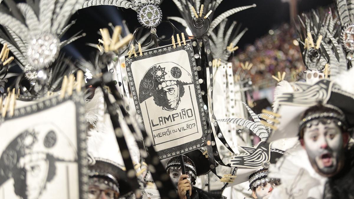 Porta-estandarte com imagem do rosto de Lampião.