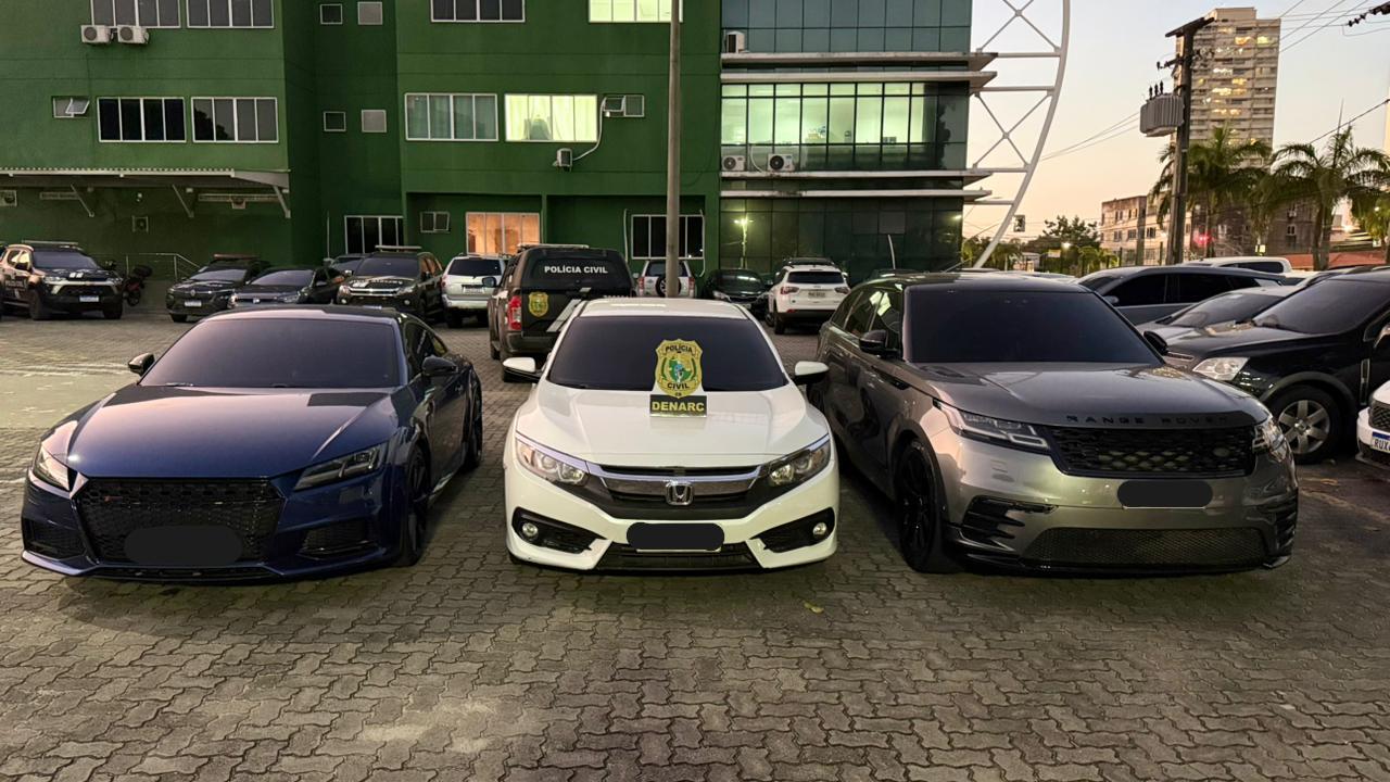 Foto de carros de luxo apreendidos com homem preso por suspeita de tráfico de drogas, em Fortaleza.